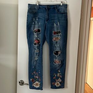 Floral patchwork distressed Jean, like new